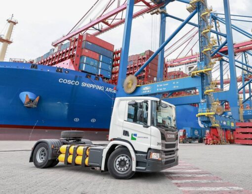 Caminhão Scania P 340, movido a gás natural, é usado pela empresa Santos Brasil no porto da Baixada Santista - Fernanda Luz/Divulgação