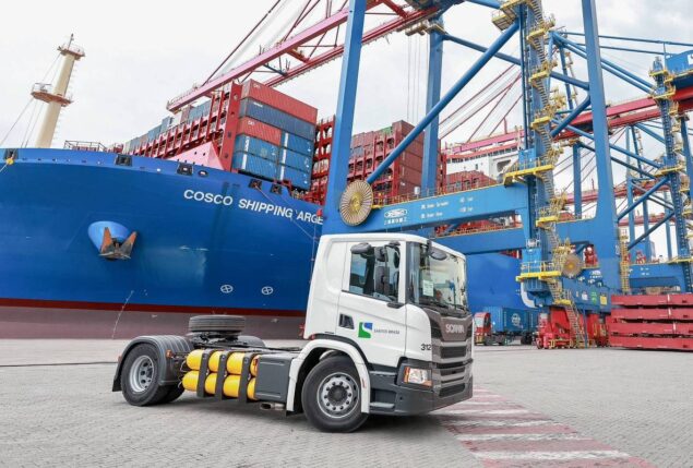 Caminhão Scania P 340, movido a gás natural, é usado pela empresa Santos Brasil no porto da Baixada Santista - Fernanda Luz/Divulgação