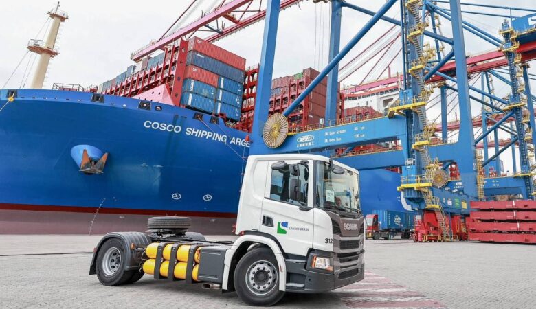 Caminhão Scania P 340, movido a gás natural, é usado pela empresa Santos Brasil no porto da Baixada Santista - Fernanda Luz/Divulgação
